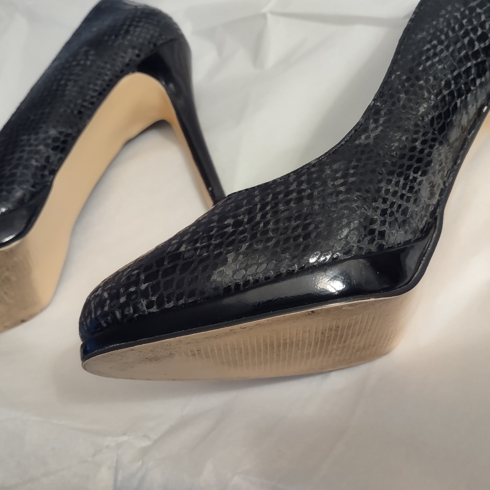 Chic Black Patterned Heels - Picture 4 of 5